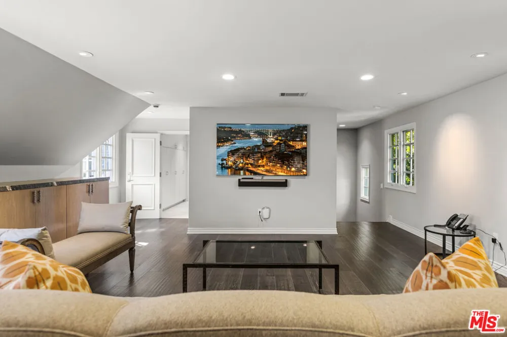 3170 KINGS COURT Los Angeles, CA 90077