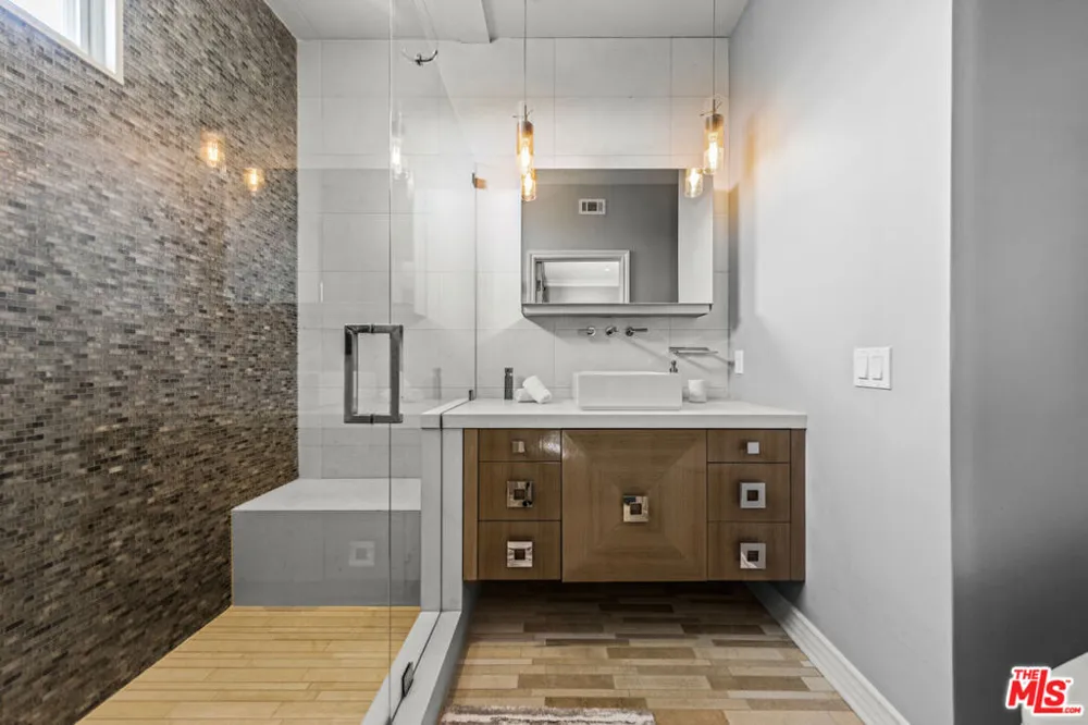 3170 KINGS COURT Los Angeles, CA 90077