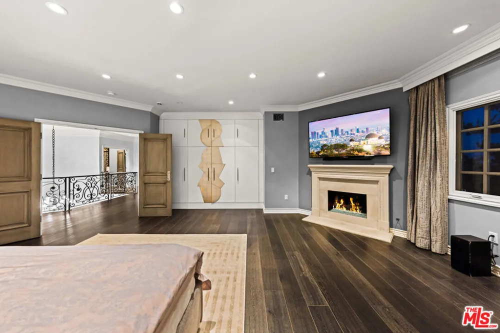 3170 KINGS COURT Los Angeles, CA 90077