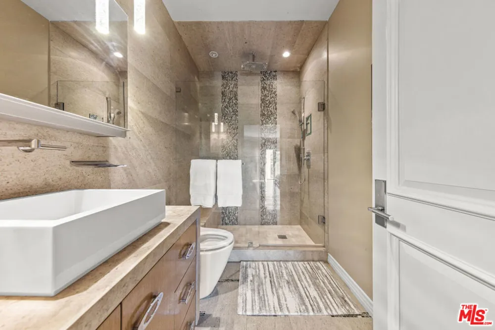 3170 KINGS COURT Los Angeles, CA 90077