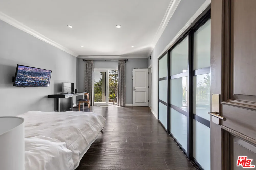 3170 KINGS COURT Los Angeles, CA 90077