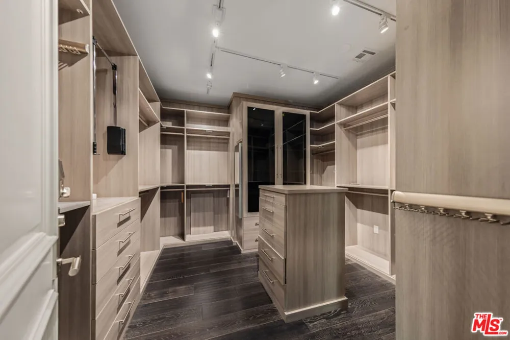 3170 KINGS COURT Los Angeles, CA 90077
