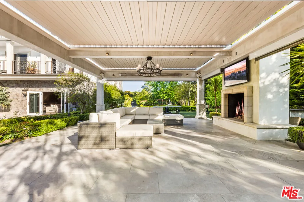 3170 KINGS COURT Los Angeles, CA 90077