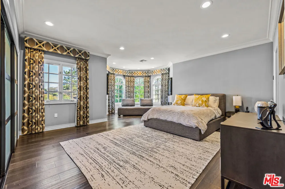 3170 KINGS COURT Los Angeles, CA 90077