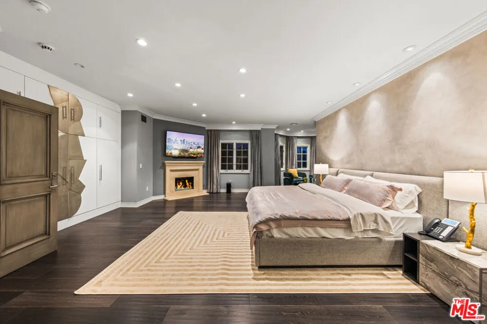 3170 KINGS COURT Los Angeles, CA 90077