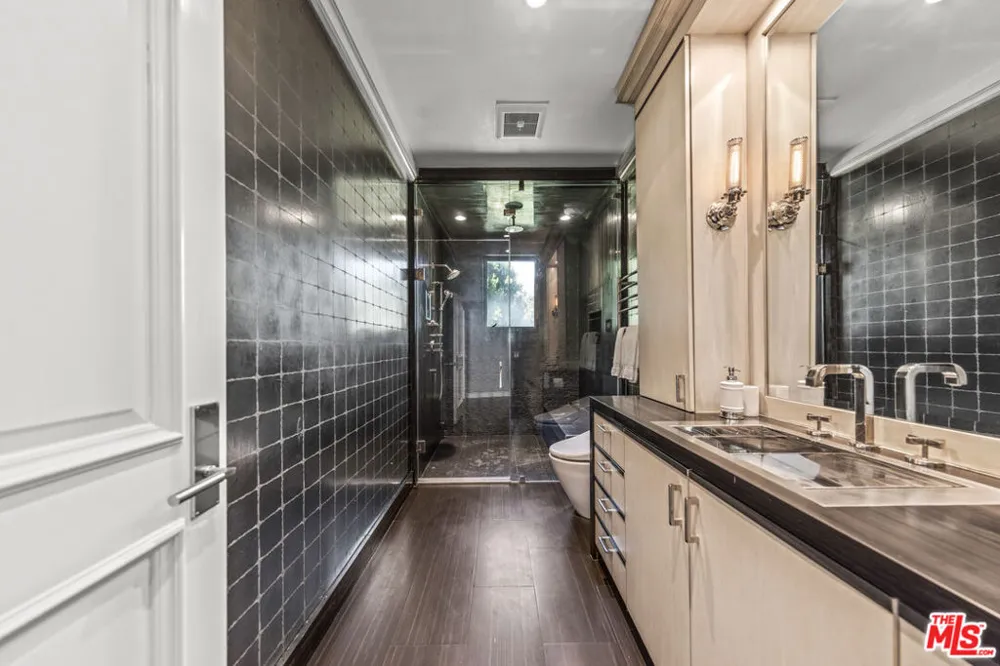 3170 KINGS COURT Los Angeles, CA 90077