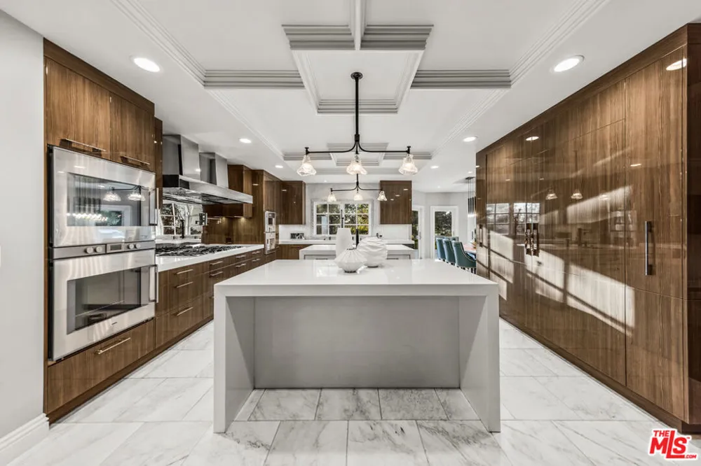 3170 KINGS COURT Los Angeles, CA 90077