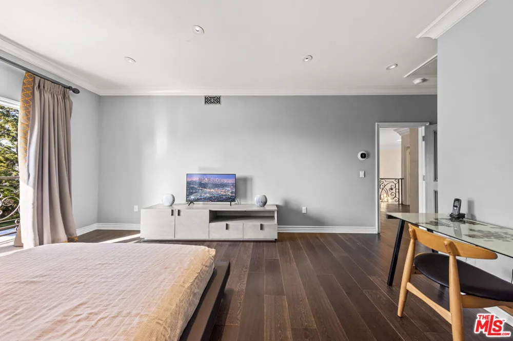 3170 KINGS COURT Los Angeles, CA 90077