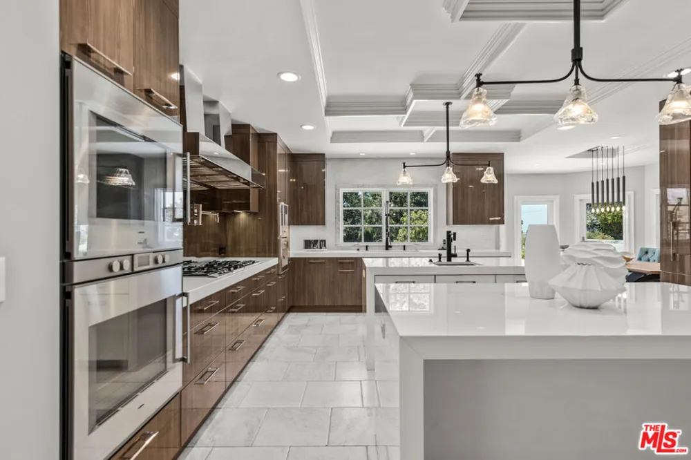 3170 KINGS COURT Los Angeles, CA 90077