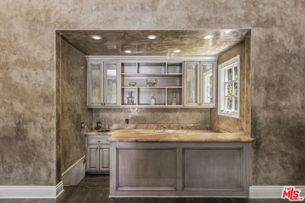 3170 KINGS COURT Los Angeles, CA 90077