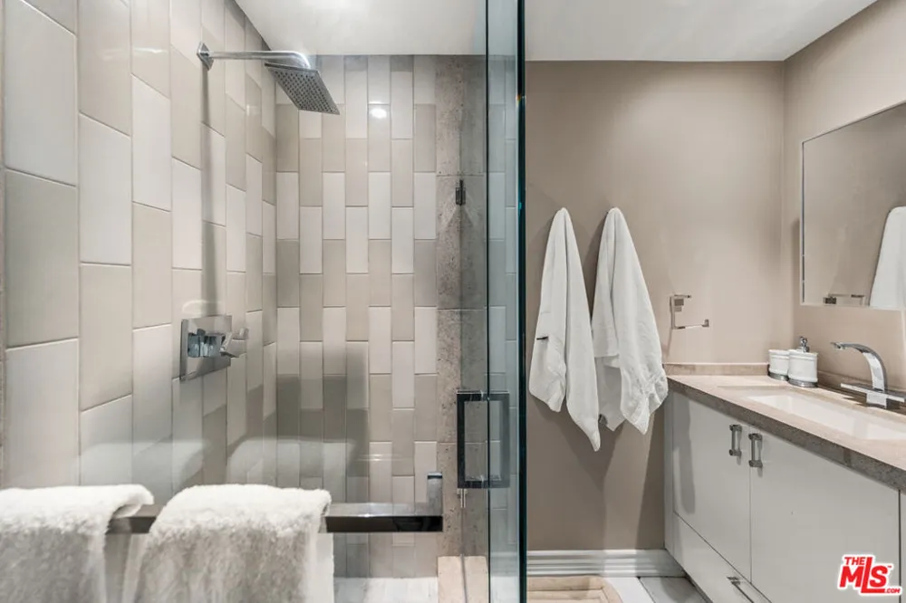 3170 KINGS COURT Los Angeles, CA 90077