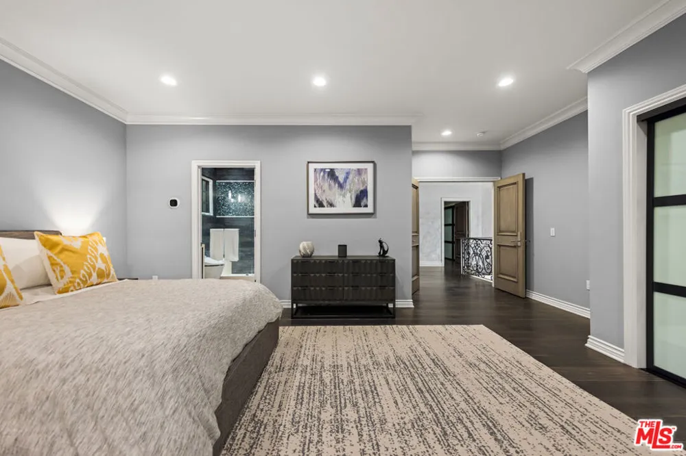 3170 KINGS COURT Los Angeles, CA 90077
