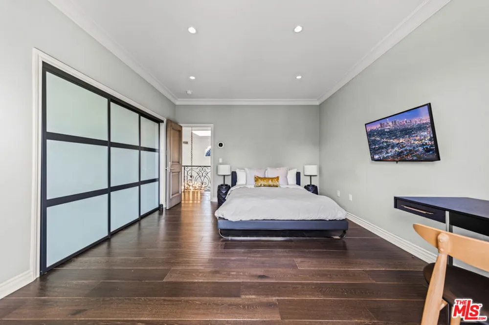 3170 KINGS COURT Los Angeles, CA 90077