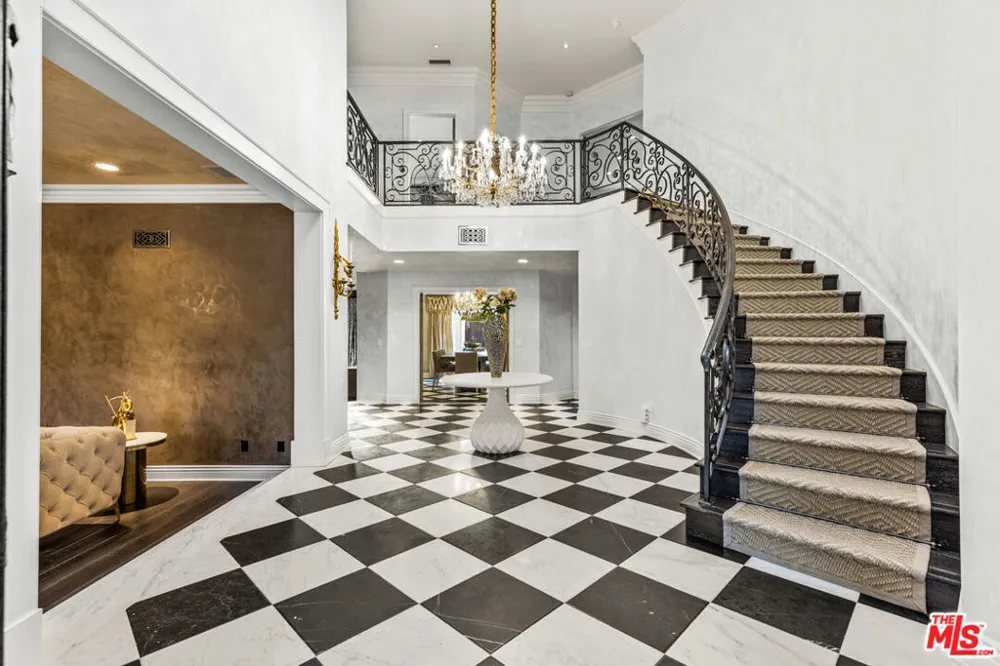 3170 KINGS COURT Los Angeles, CA 90077