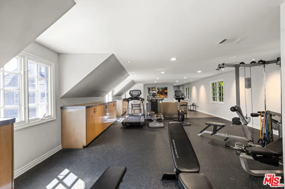 3170 KINGS COURT Los Angeles, CA 90077