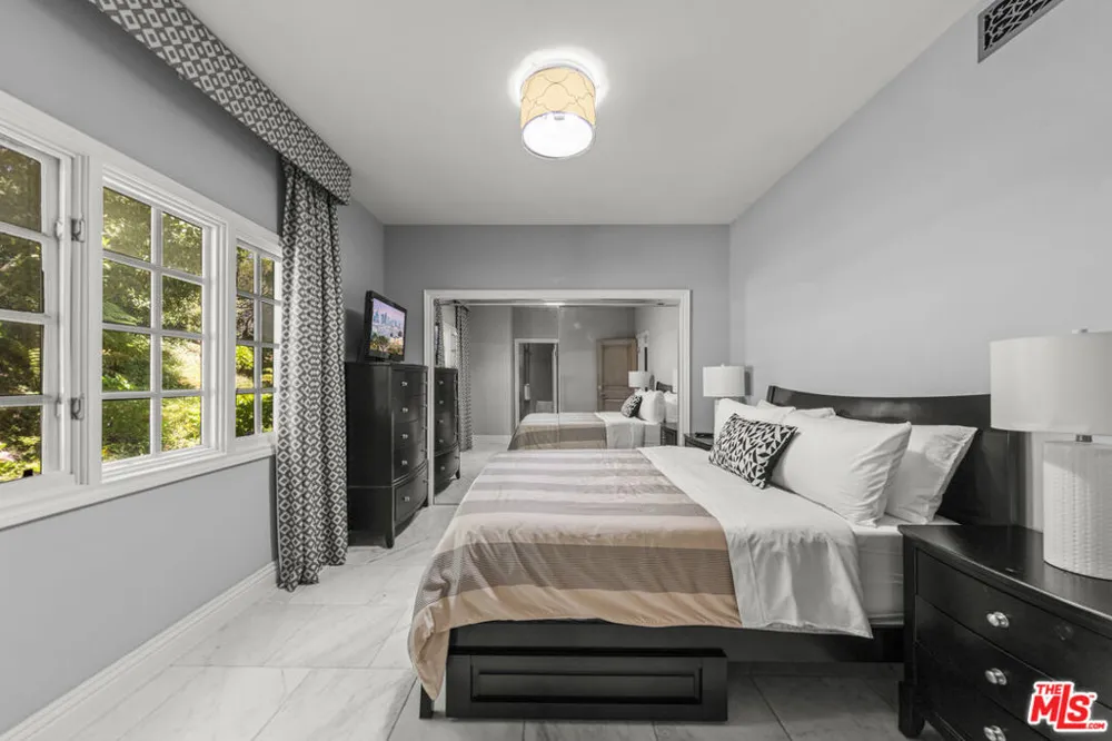 3170 KINGS COURT Los Angeles, CA 90077