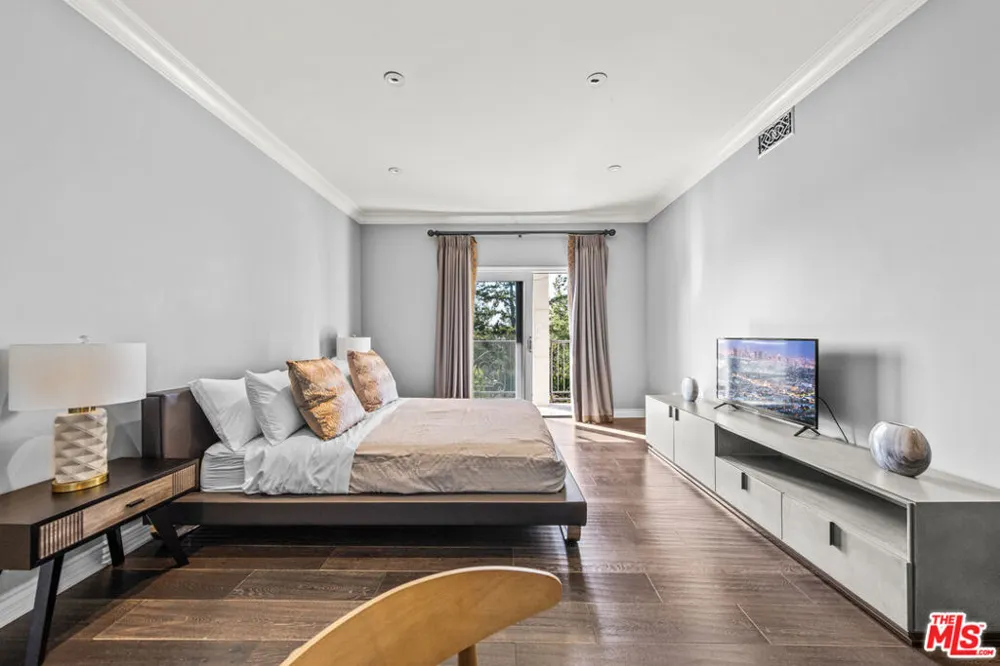 3170 KINGS COURT Los Angeles, CA 90077