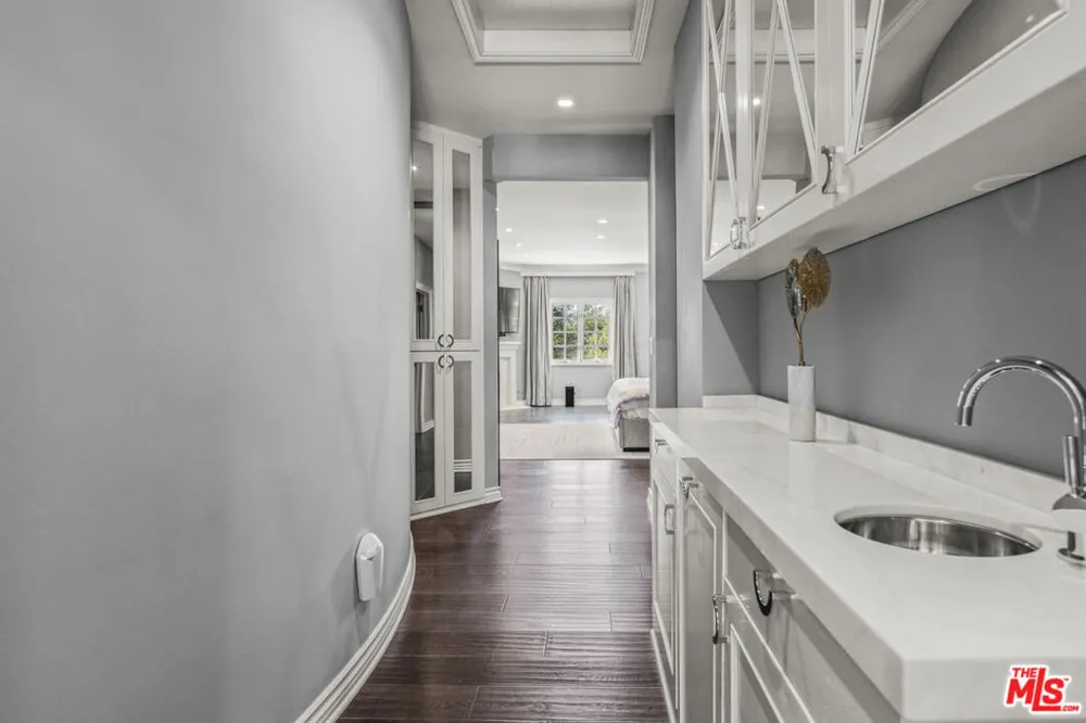 3170 KINGS COURT Los Angeles, CA 90077