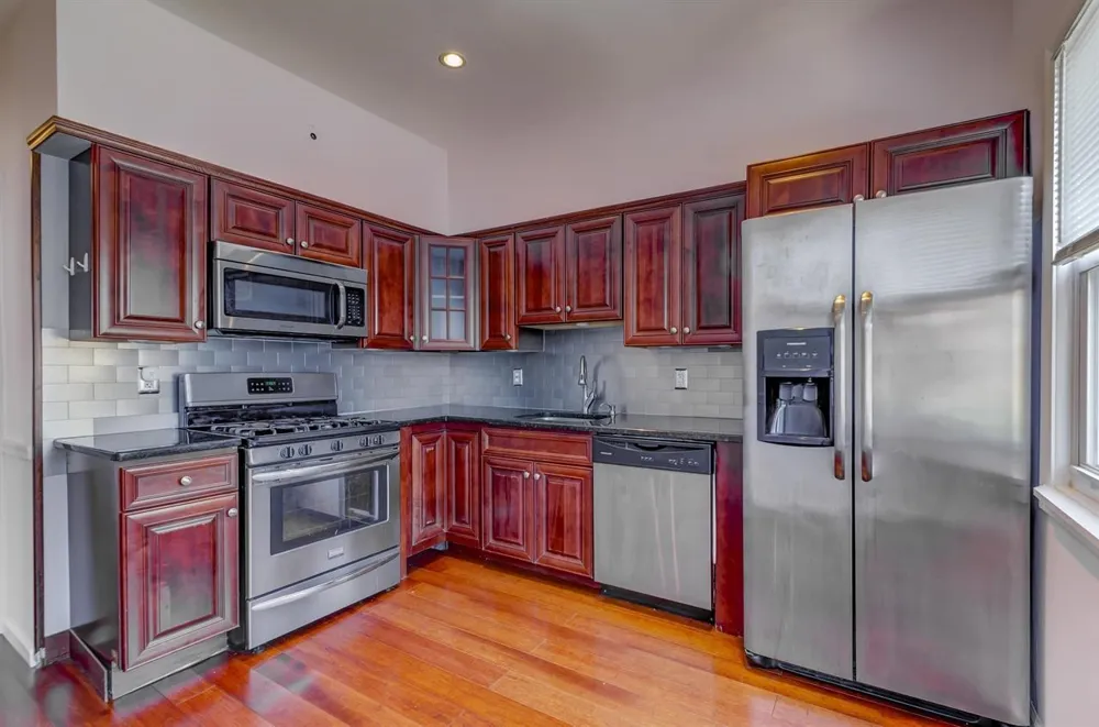 17 NEWARK BAY CT Bayonne, NJ 07002