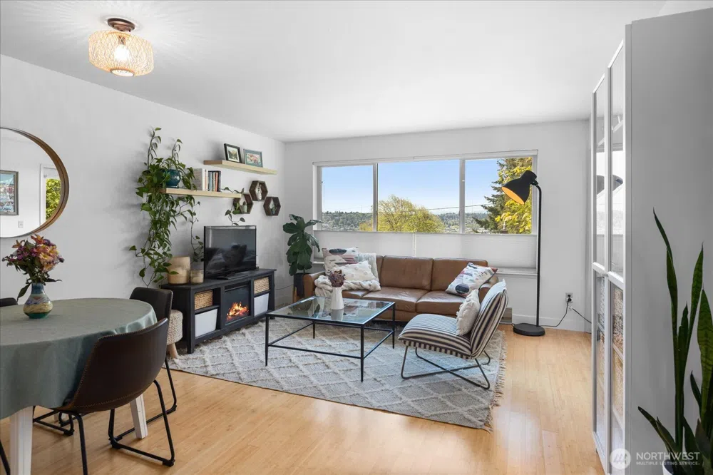 4421 Greenwood Avenue #104