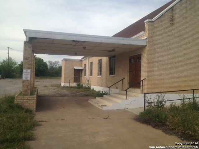 102 W Walker St Brady, TX 76825
