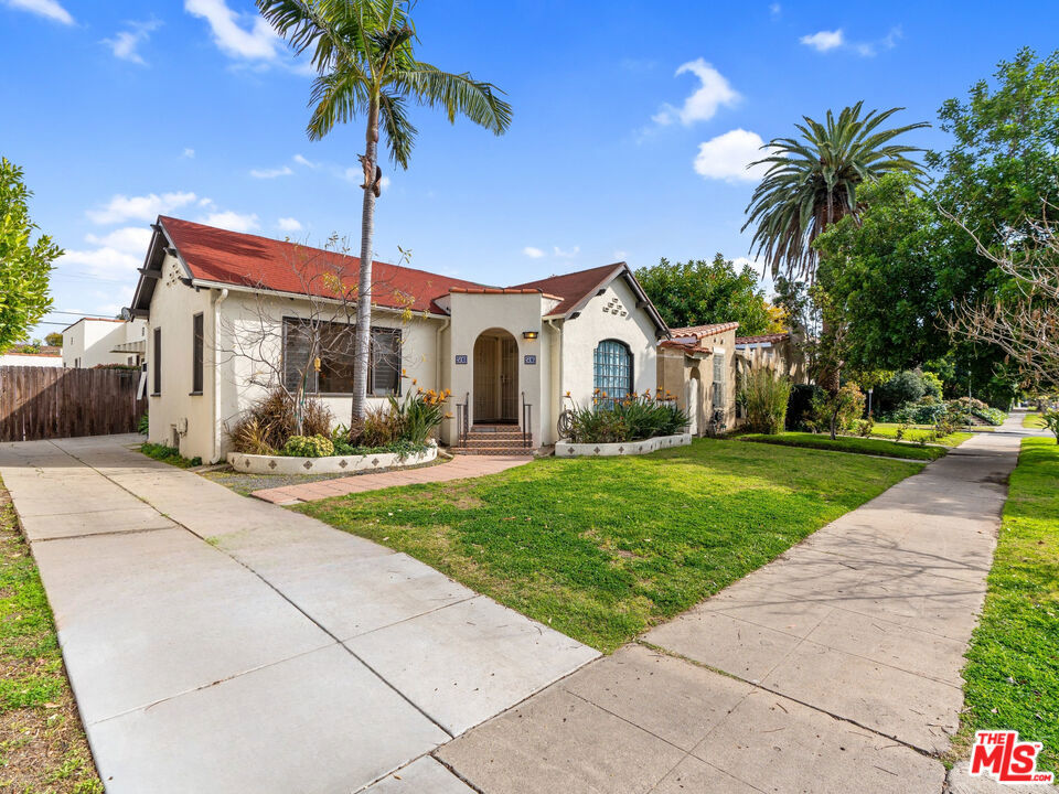 506 N Poinsettia Place