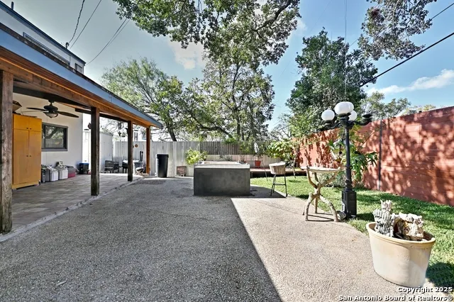 1211 Mount Riga