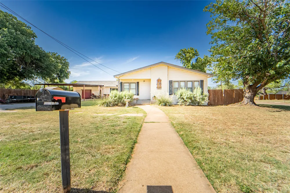 1000 W Hullum Street Breckenridge, TX 76424