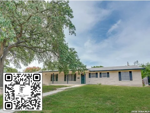 211 E Woodlake