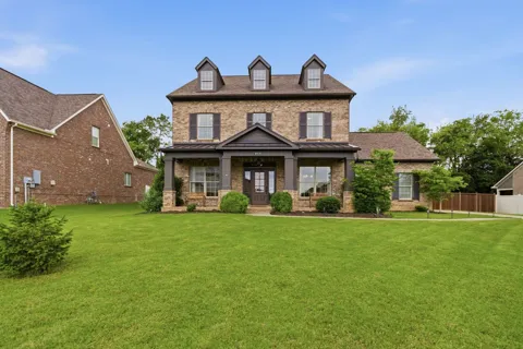 824 Topaz Dr