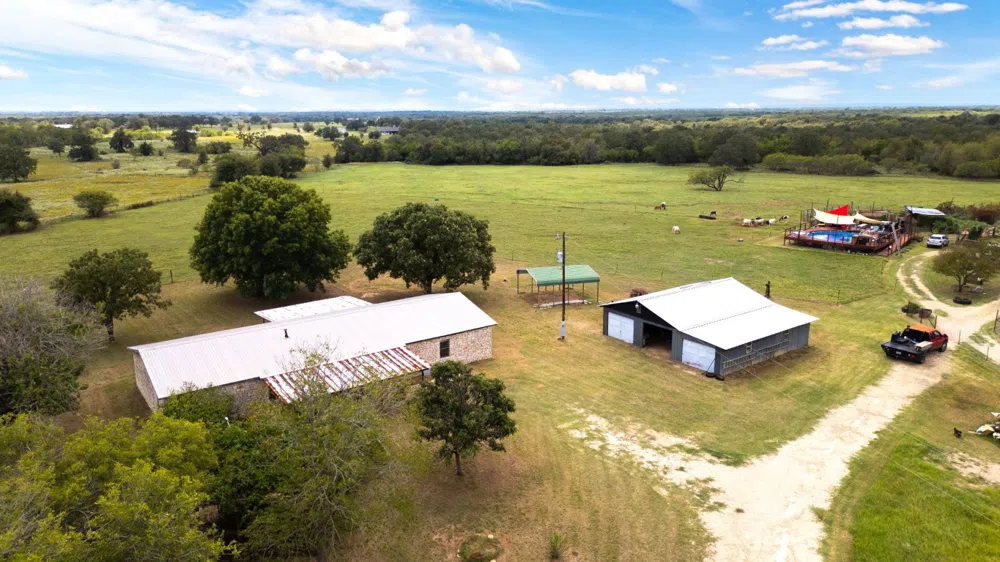 271 Kinsey Trail Luling, TX 78648