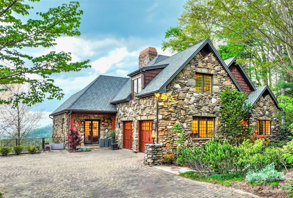 8 Timberwolf Court Asheville, NC 28804