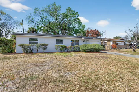852 White Court