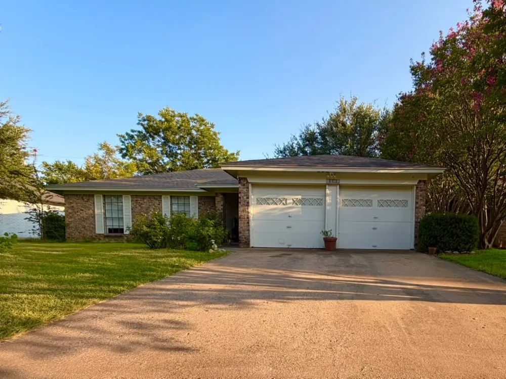 1824 Briar Run Benbrook, TX 76126