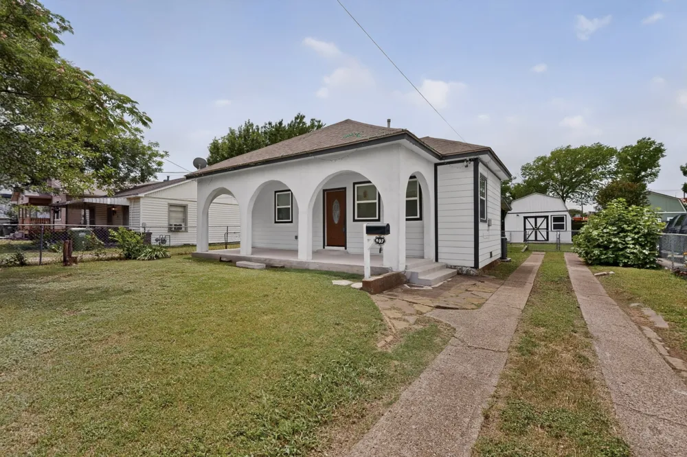907 Ogden Avenue Cockrell Hill, TX 75211