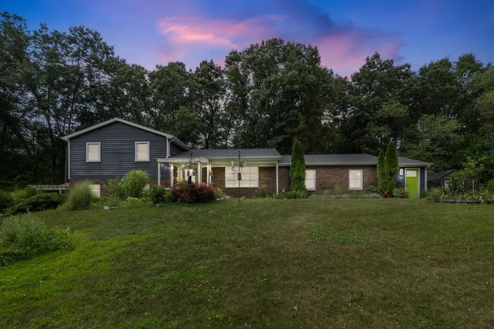 3950 Queen Oaks Drive Chelsea, MI 48118