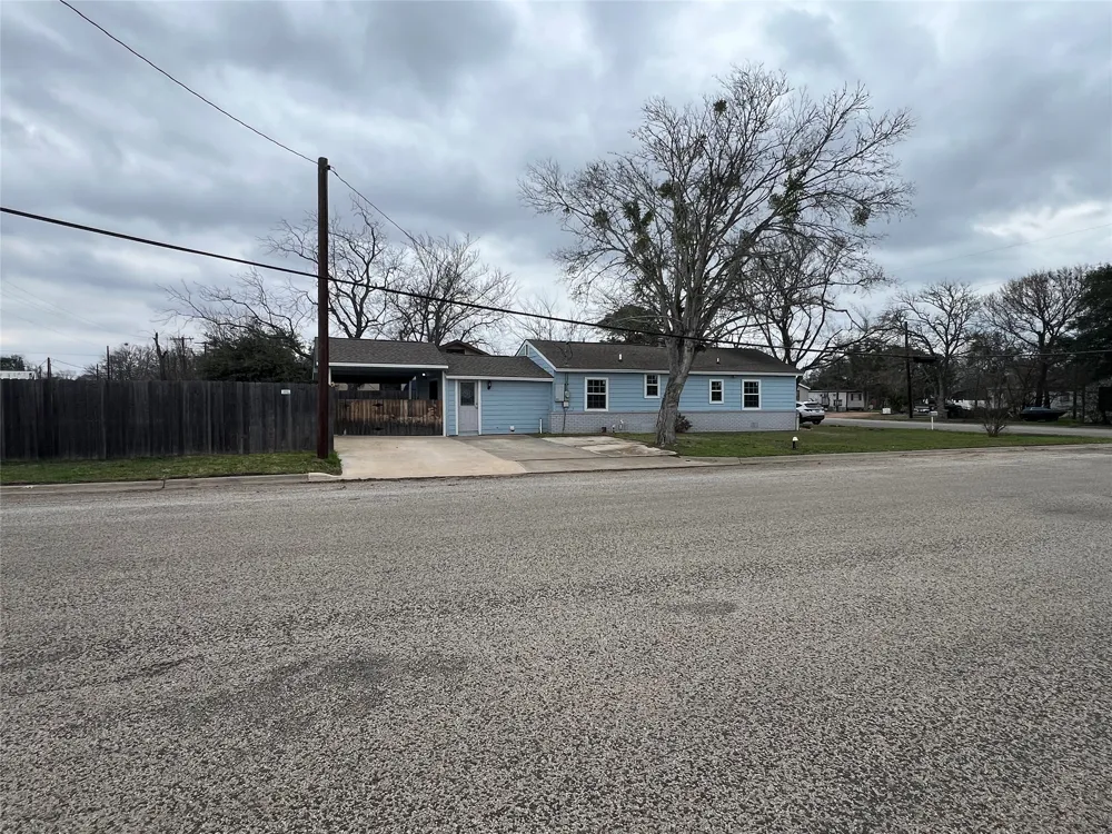711 Grimes Street Giddings, TX 78942