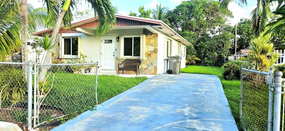 5704 SW 37th St West Park, FL 33023