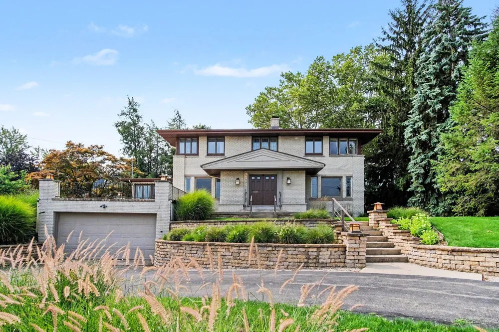 2318 Lake Drive SE East Grand Rapids, MI 49506