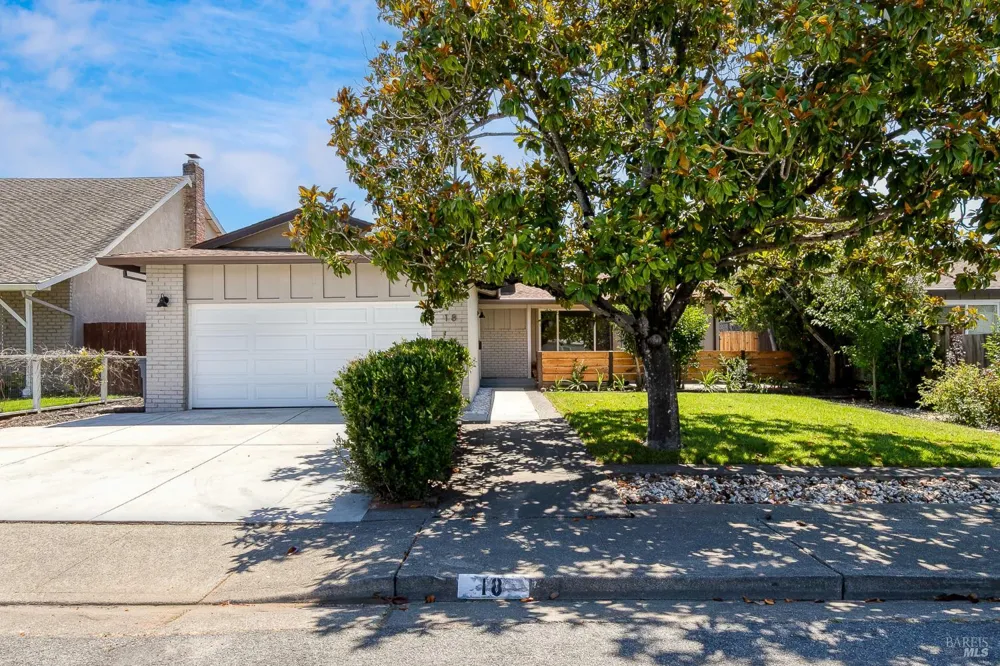 18 Eastside Circle Petaluma, CA 94954