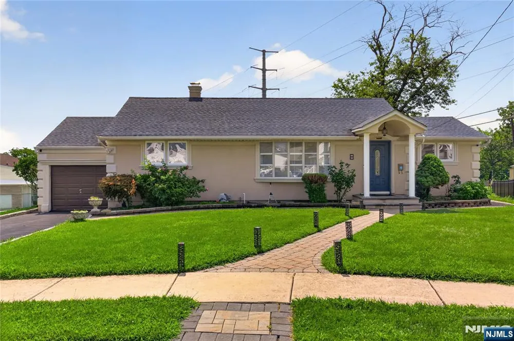 8 Coyles Court Clifton, NJ 07013