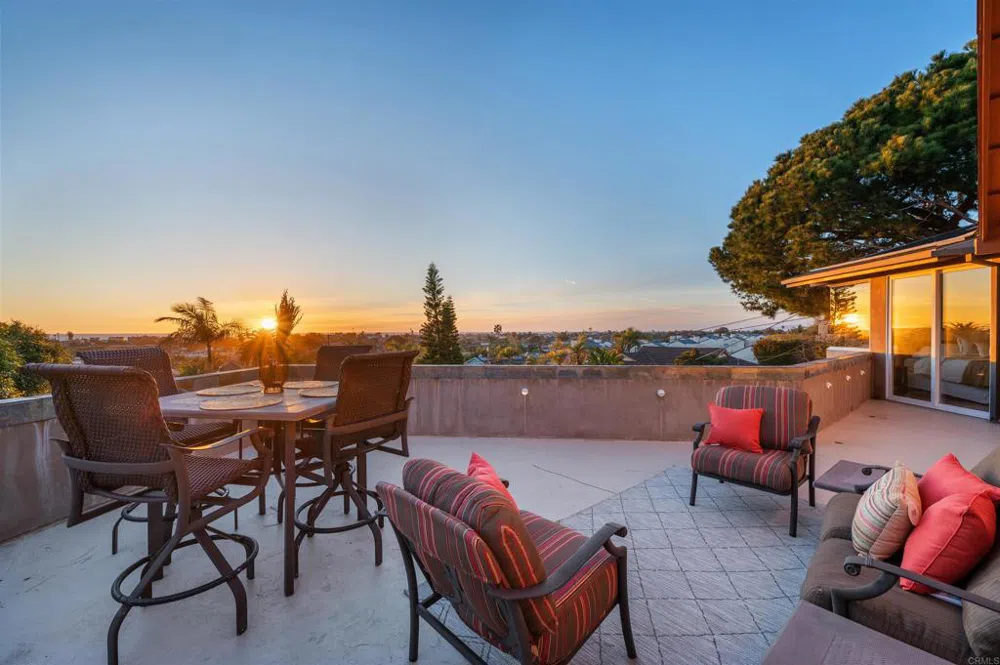 327 Leeann Lane Encinitas, CA 92024