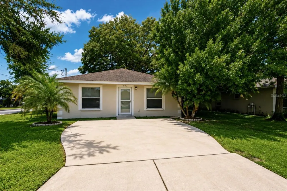 702 E MADISON STREET Plant City, FL 33563