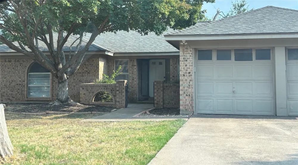 305 Northglen Drive Hurst, TX 76054