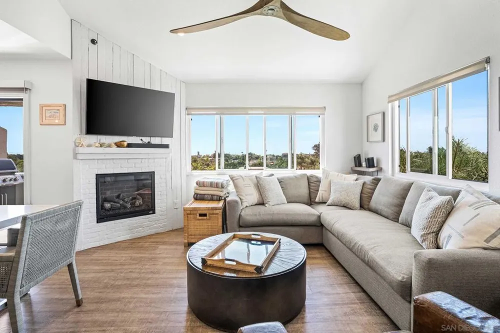 933 Hygeia Avenue Encinitas, CA 92024