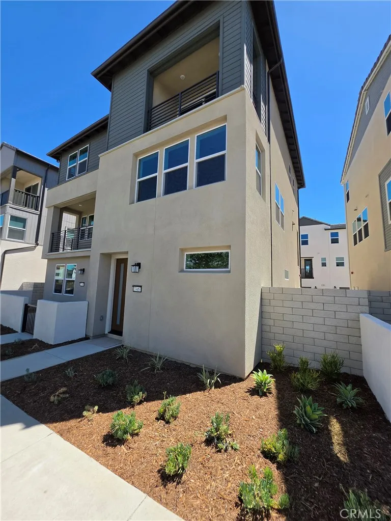 27457 Novella Valencia, CA 91318