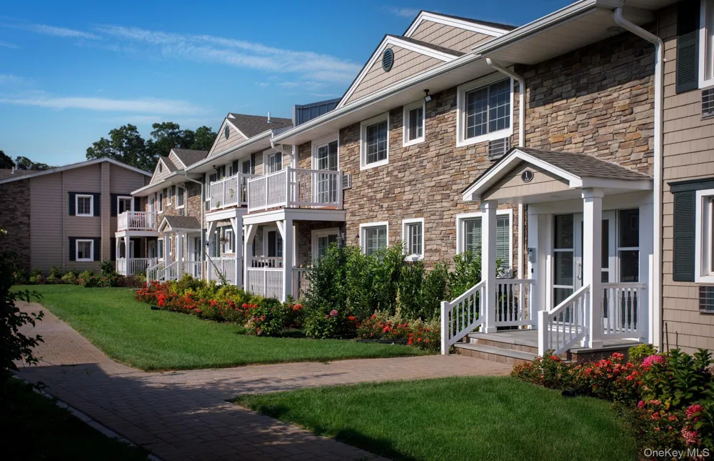 24 Williams Boulevard #24-2H Lake Grove, NY 11755