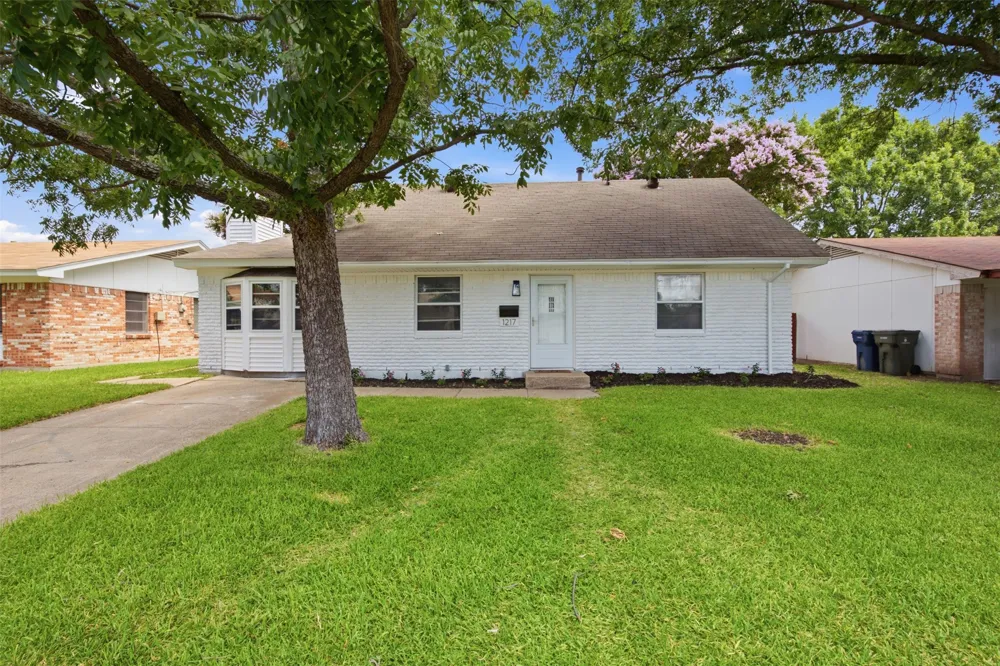 1217 Rosewood Hills Drive Garland, TX 75040