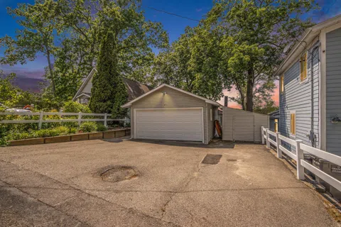 851 Woodland Beach