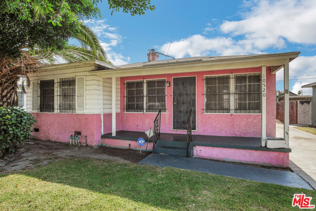 10520 PACE AVENUE Los Angeles, CA 90002